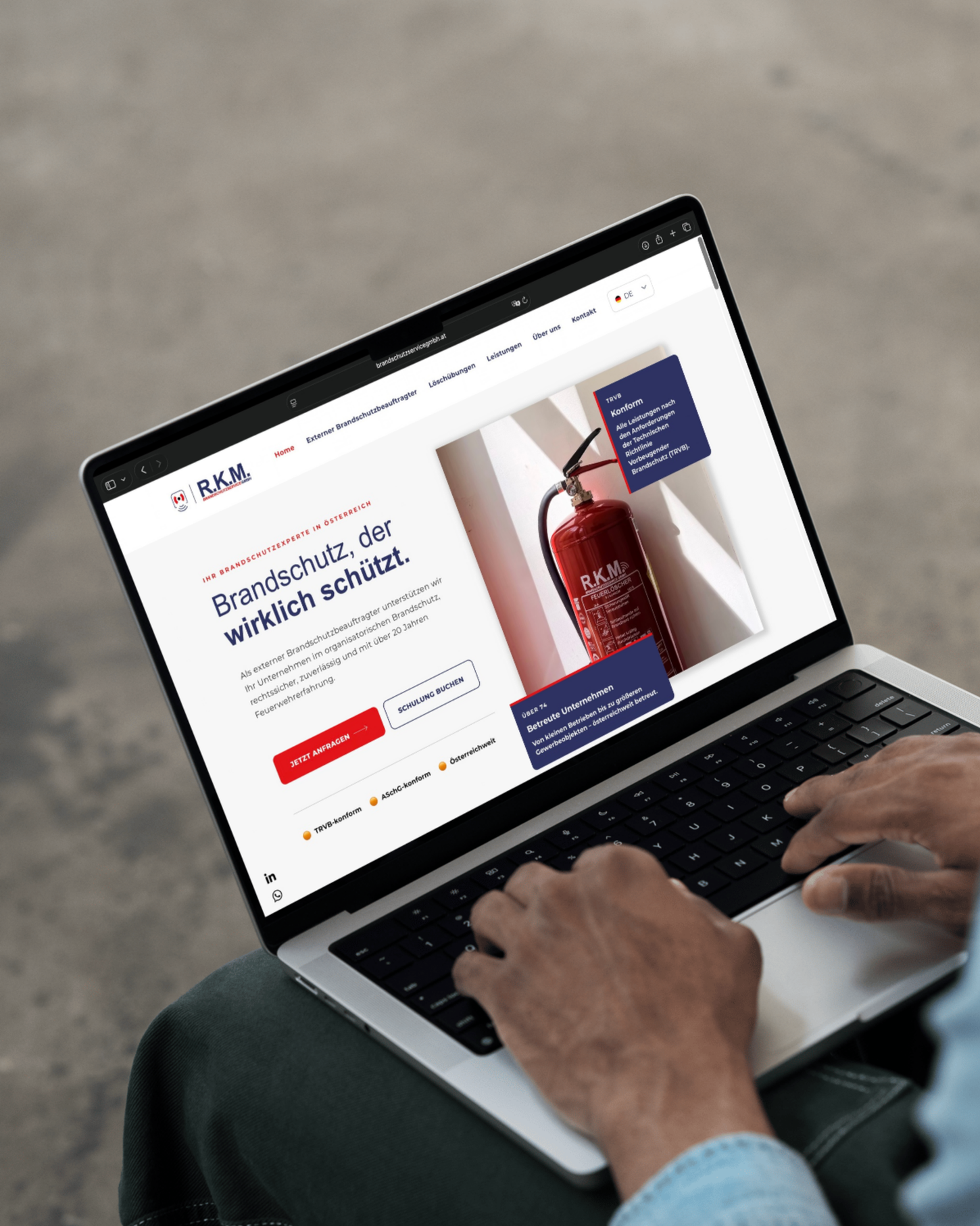 RKM Brandschutzservice Website auf Laptop und Smartphone mit neu ausgerichtetem Webdesign von DigitalArk, fokussiert auf Brandschutzbeauftragter und Löschübungen.