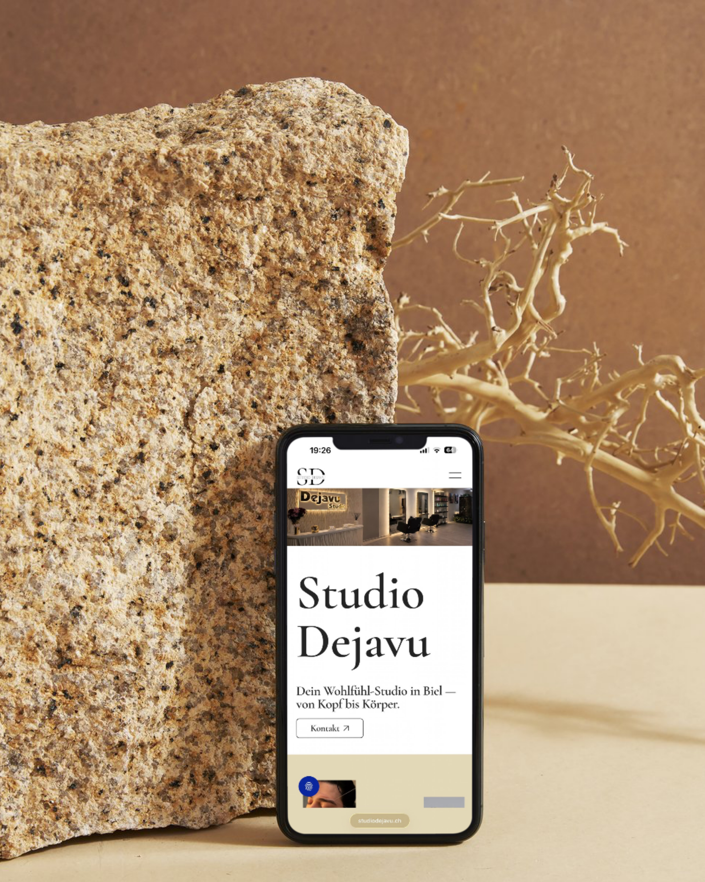 Studio Dejavu Website auf Laptop und Smartphone mit modernem Webdesign von DigitalArk für ein Beauty- und Wellness-Studio in Biel.