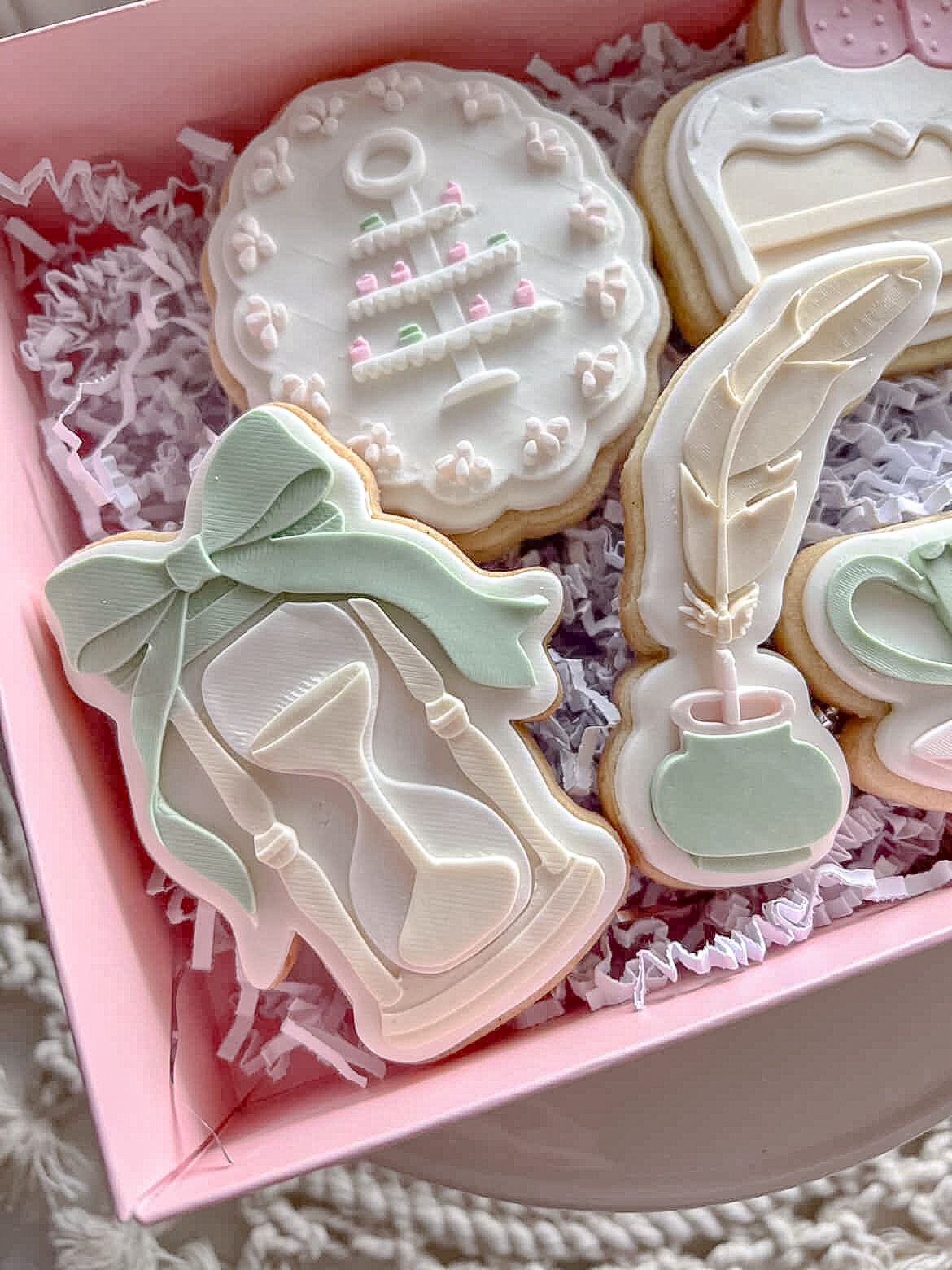 Hourglass with dainty bow - stamp and cutter