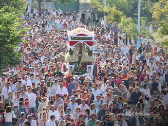 Una gran multitud de romeros acompaña a la Virgen de Valme