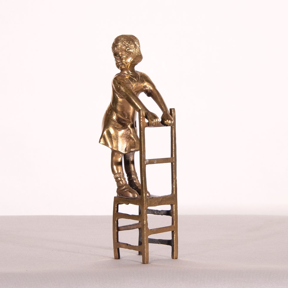 Miniatura: Niña sobre silla