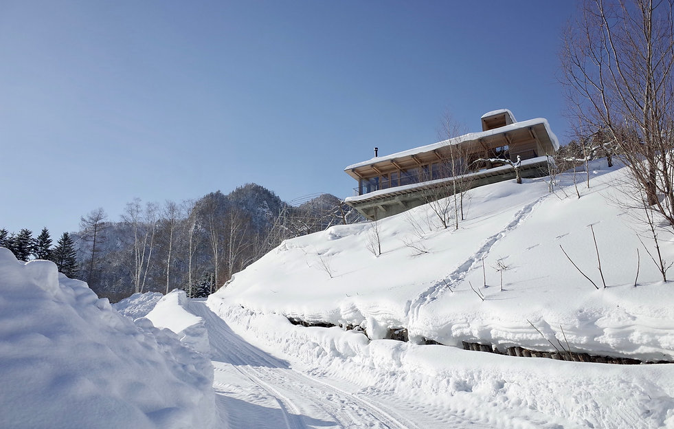 【飯田善彦建築工房】定山渓ファームビューハウス_雪景外観見上げ01.jpg