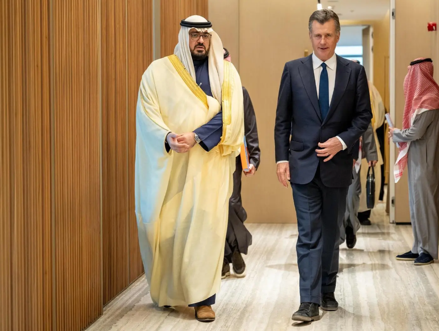 Minister of Economy and Planning, Faisal Alibrahim, met with Philipp Hildebrand, Vice Chairman of BlackRock, to discuss global economic developments and investment opportunities.