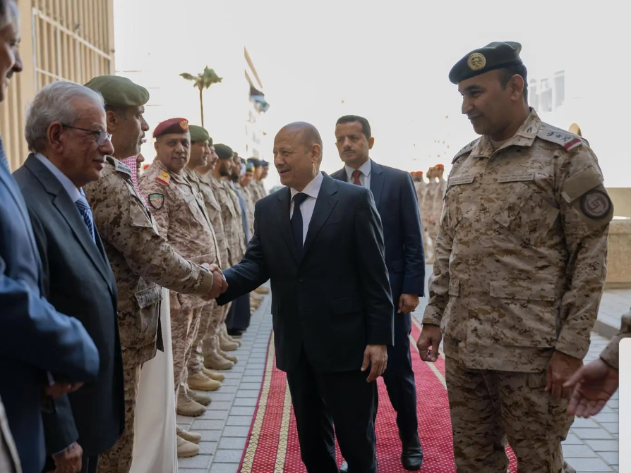 Lieutenant General Fahd bin Hamad Al-Salman, Commander of the Joint Forces, met with Dr. Rashad Mohammad Al-Alimi, Chairman of Yemen’s Presidential Leadership Council, to discuss security and stability in Yemen's liberated areas and strengthen the Yemeni army's efforts.