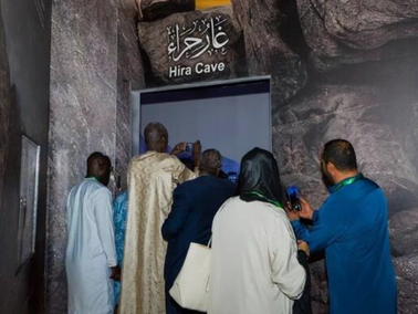 Pemandu wisata perempuan meningkatkan pengalaman ibadah haji di Makkah.