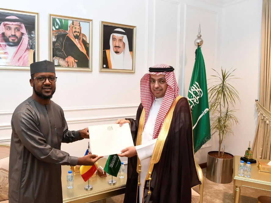 Diplomatic Meeting: Fareed Al-Shehri, Director General of the Ministry of Foreign Affairs in Makkah, met with Mohammed Salahuddin, the newly appointed Consul General of the Republic of Chad in Jeddah, for a formal presentation of consular credentials.