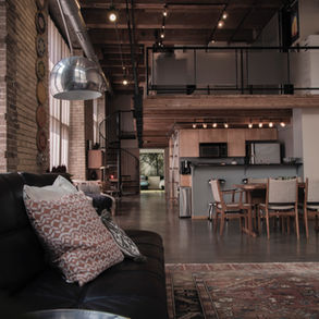 Open loft met vide en baksteen wand