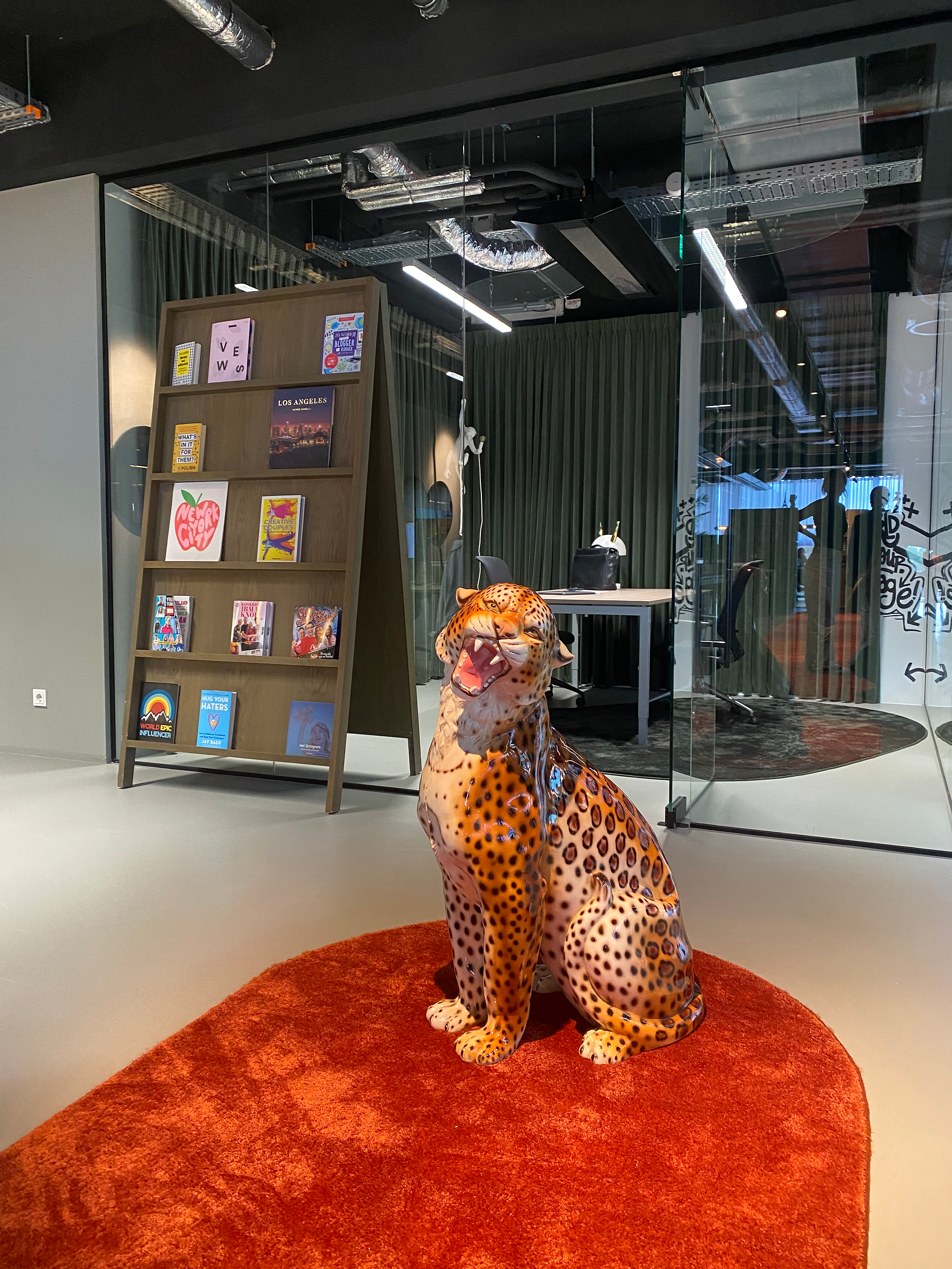Interieurtrend 2025: Perfectie Imperfectie: Groot Tijger Beeld
