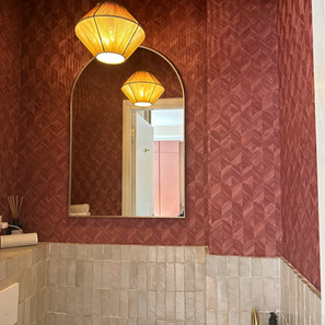 WC met een warme kleur behang en beige tegels na interieuradvies voor een verbouwing in Breda