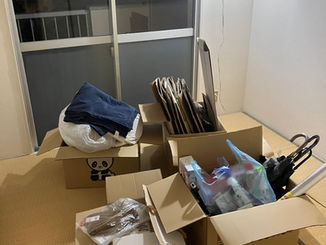 細々したゴミ・日用品の散乱