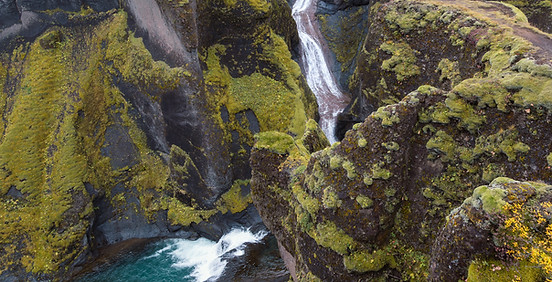 Kanion Fjaðrárgljúfur Islandia – fotogeniczny wąwóz podczas wyprawy zorzowej