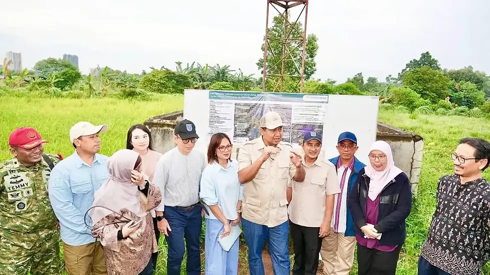 Menteri PKP, Maruarar Sirait (tengah, bertopi) saat meninjau lokasi Rusun Kota Depok, Sabtu, 7 Maret 2026. (Foto: Dok. Kementerian PKP)