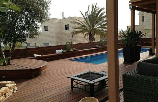 דק בירושלים איפאה טבאקו סביב בריכה