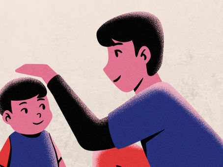 Un adulto tocando la cabeza de un niño
