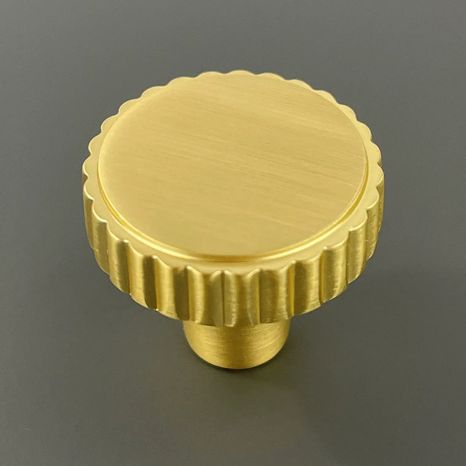 Cambridge - Ribbed knob handle