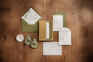 Flat Lay von Einladung, Menükarten und Save the Date Karten auf dem Holzbohlenboden des Strandbads an der Sorpe