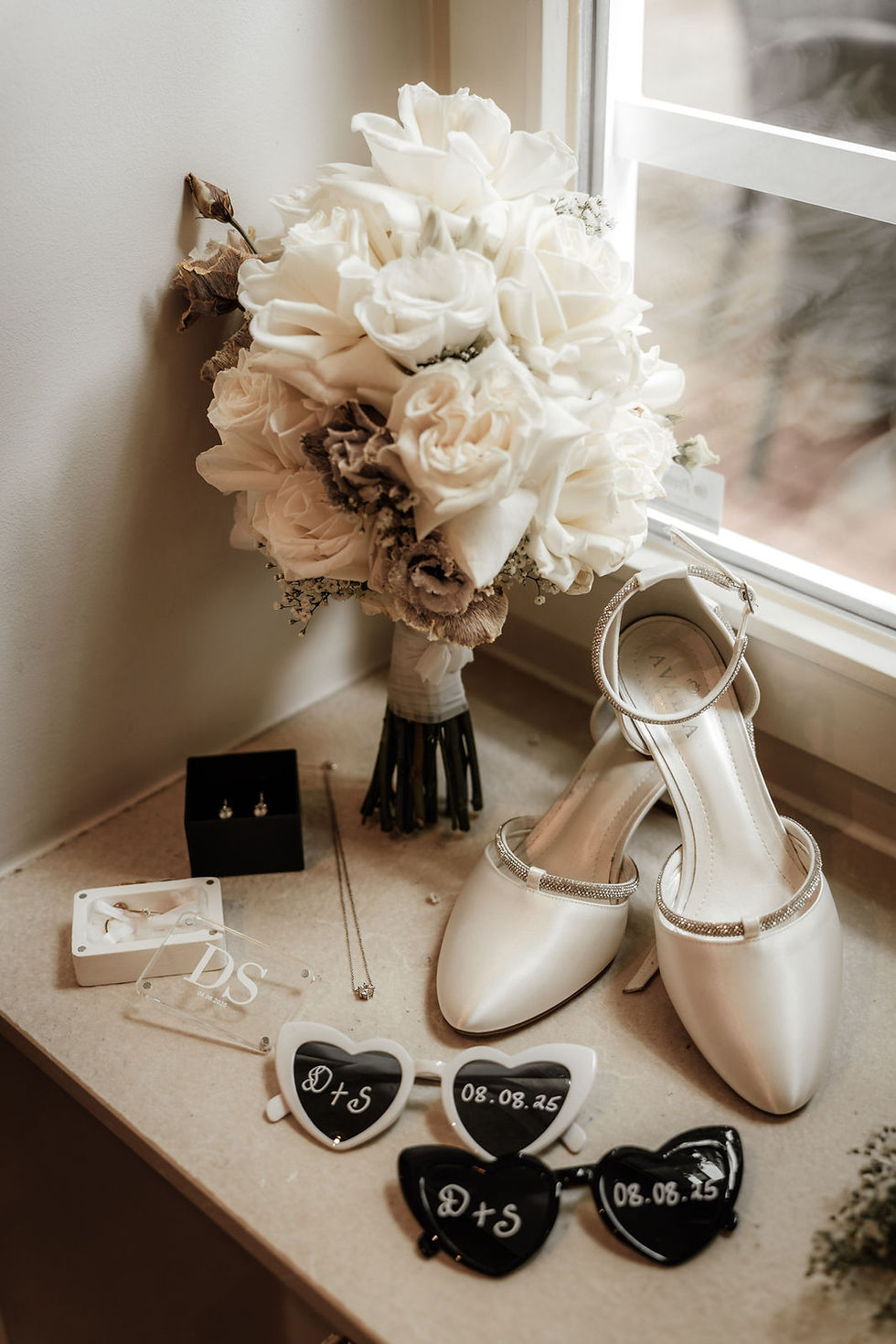 Brautstrauß und Blumengestecke in Mocha Mousse und Ivory White