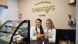 Julia y Lidia posan para una foto en su tienda de la Plaza Mayor de Barajas