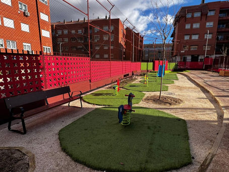 El patio del Colegio Calderón de la Barca, en Barajas, tras las recientes mejoras