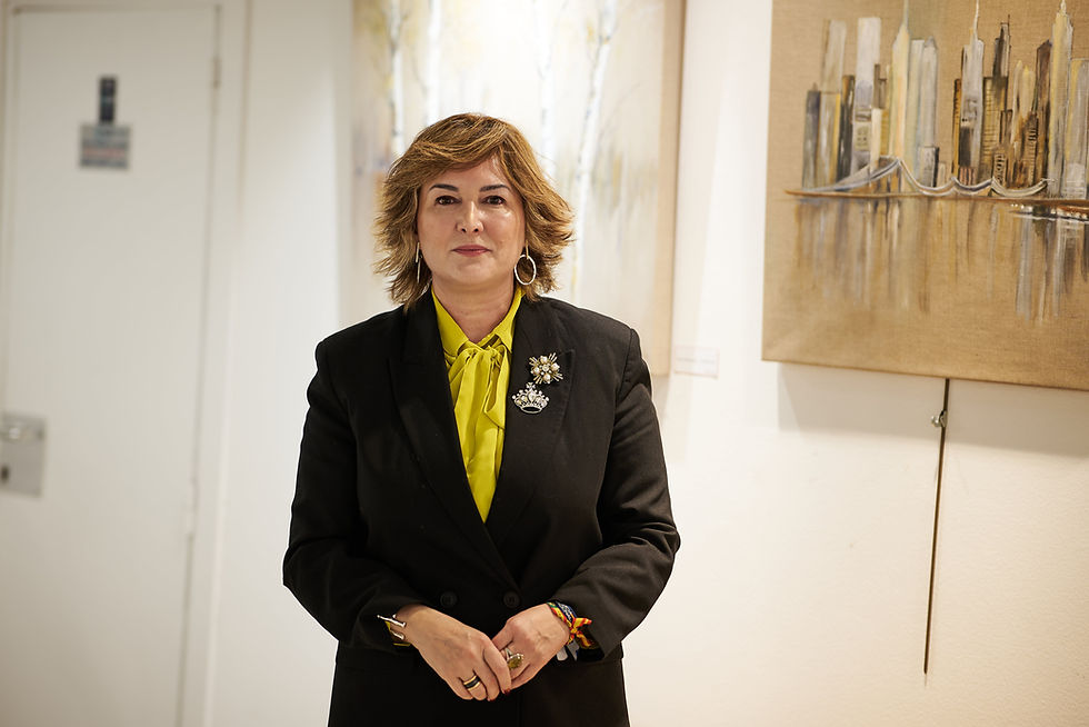 La portavoz de Vox en el distrito de Barajas, Ana Martínez Moreno, posa para una foto en el Centro Cultural Gloria Fuertes, en enero de 2026. (Alan Cohen/Diario Barajas Alameda)