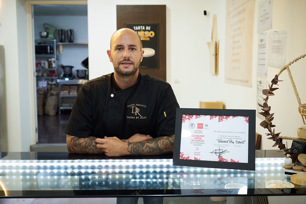 Daniel Rescalvo, fundador de Tartas by Dani, en el mostrador de su local. (Alan Cohen)