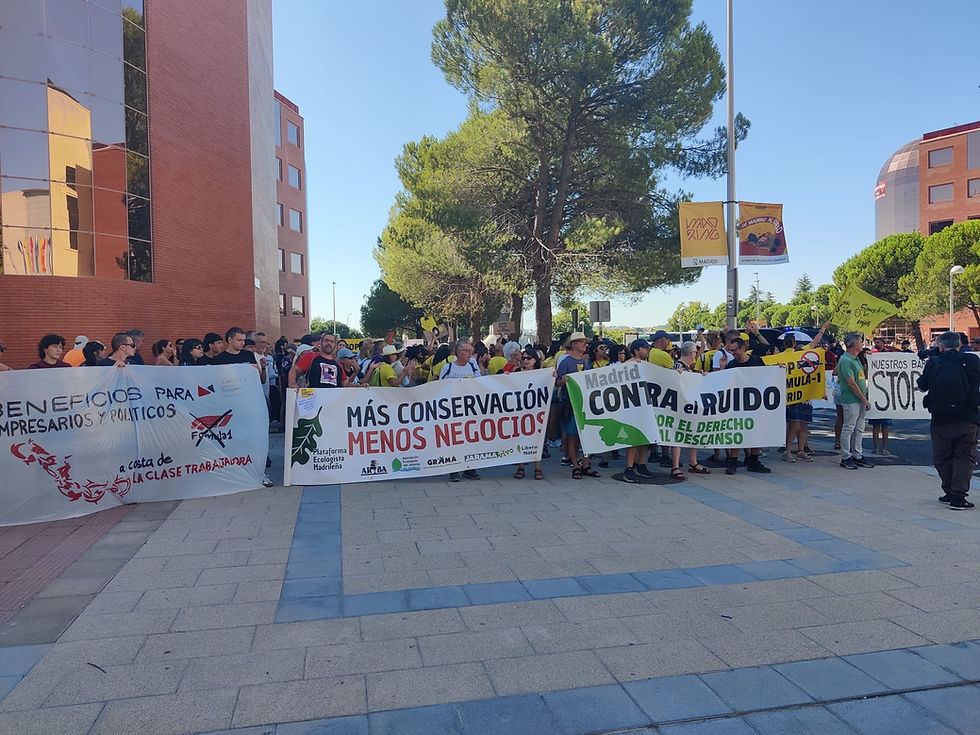 Vecinos de diferentes barrios se manifiestan frente a la Fórmula 1 contra el ruido y gasto público