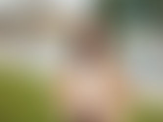 María Caso, concejala y secretaria general del PSOE en Barajas, posa para una foto frente al parque Juan Carlos I