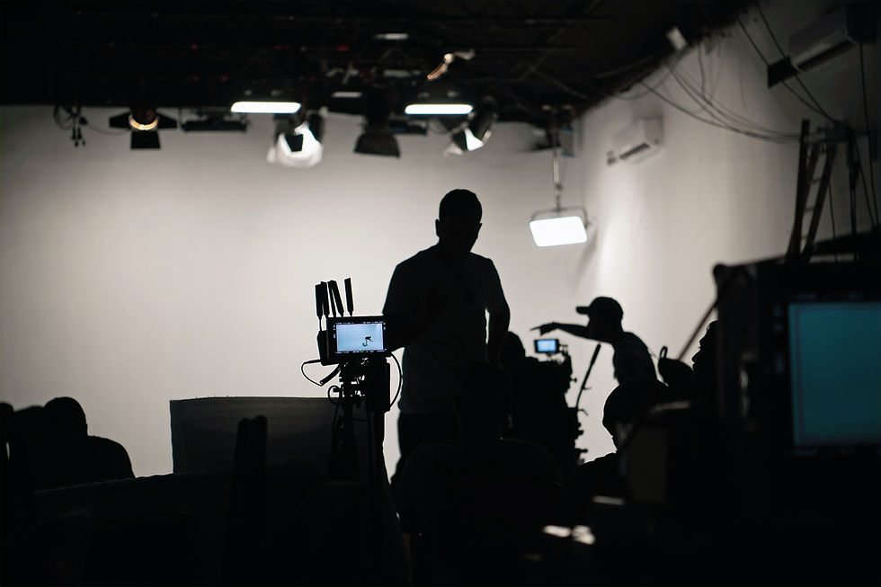 Équipe d'une boite de production audiovisuelle en studio.