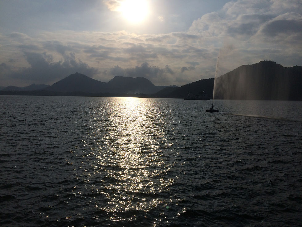 Silent waves and the fading sun – Fateh Sagar Lake, Udaipur