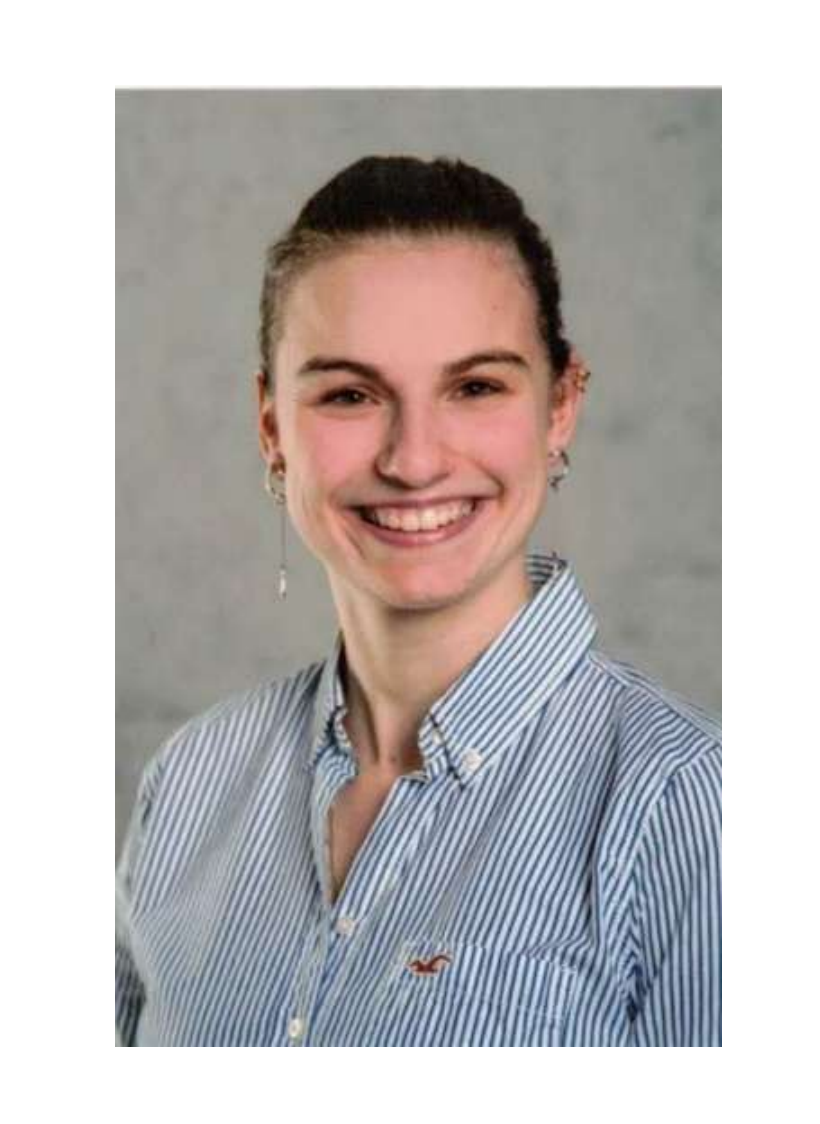 Porträtfoto einer Person vor neutralem Hintergrund, Hochformat.