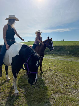 Jana Schöpper und Simone Krebs auf Coaching Pferden.
