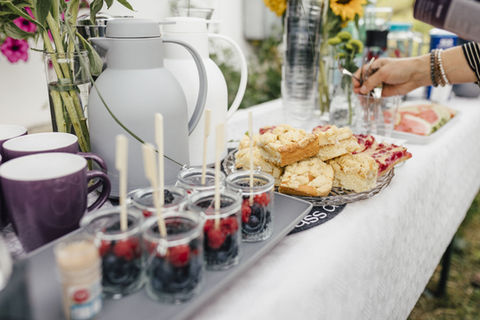 Tolle Buffet-Tisch mit Snacks, Beeren, Kuchen, Kaffee und Blumen. 