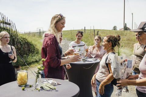 Jana Schöpper und eine Gruppe von Menschen auf der SaddleUp Coaching Location Reiterhof Krebs mit Stehtischen, Empfang. 