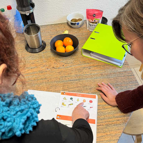 Bernadette und Romana bei der Menüplanung