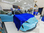 ผลงานติดฟิล์มเซรามิคพรีเมียม Porsche สีฟ้า ที่ร้านติดฟิล์มรถยนต์ ศรีนครินทร์ฟิล์มกรองแสง งานติดตั้งละเอียดทุกขั้นตอน มาตรฐานมืออาชีพบนถนนศรีนครินทร์