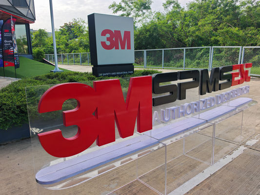 บรรยากาศการสาธิตติดตั้งฟิล์มรถยนต์ 3M Crystalline Black บนรถจริง ภายในงาน 3M Performance Roadshow 2026 เพื่อแลกเปลี่ยนเทคนิคและอัปเดตความรู้ด้านการติดตั้งฟิล์มรถยนต์