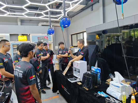บรรยากาศการสาธิตติดตั้งฟิล์มรถยนต์ 3M Crystalline Black บนรถจริง ภายในงาน 3M Performance Roadshow 2026 เพื่อแลกเปลี่ยนเทคนิคและอัปเดตความรู้ด้านการติดตั้งฟิล์มรถยนต์