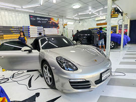 Porsche สีเงิน ติดฟิล์มเซรามิคคุณภาพสูง เพิ่มความหรู คมชัด และกันความร้อนอย่างมีประสิทธิภาพ