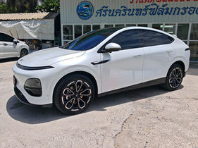 มุมด้านข้าง XPENG G6 พร้อมฟิล์มกรองแสง SPECTRE IR
