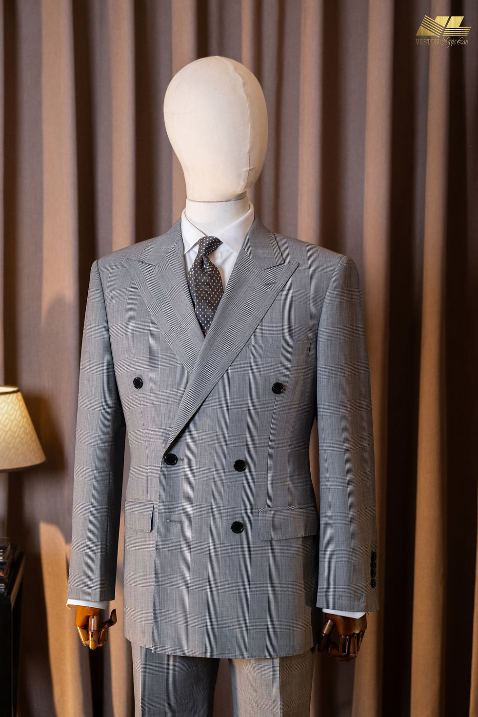 Ve peak lapel quyền lực, đường nét rõ ràng