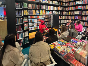 Autora fenômeno de vendas reúne fãs pelotenses em encontro na Livraria Vanguarda