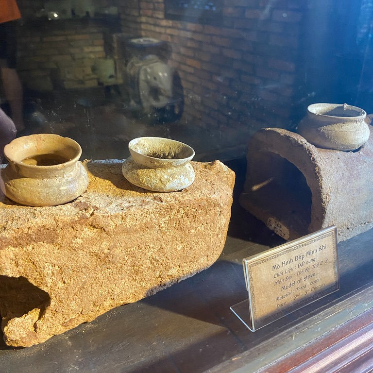  A picture of a terracotta stove (bếp minh khì)