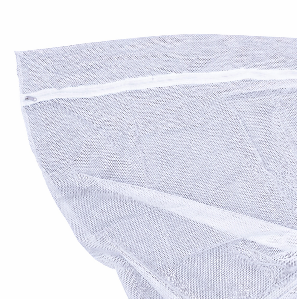 Großes weißes Wäschenetz zur schonenden Reinigung von Vorhängen, Feinwäsche und Dessous in der Waschmaschine.