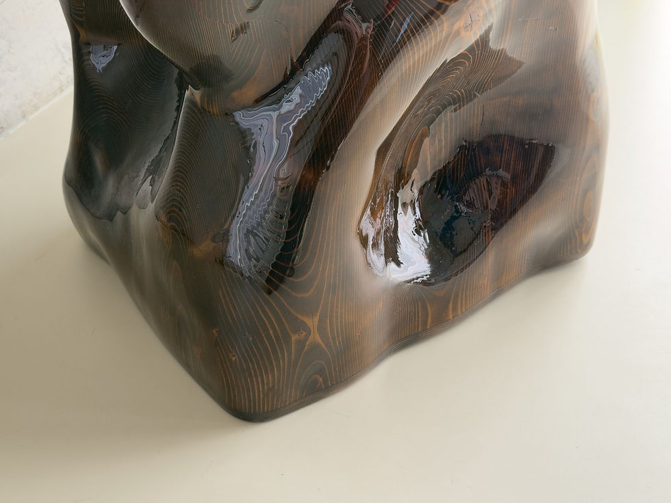 Detail of the Plinth surface, with the wood grain visible beneath the high-gloss lacquer