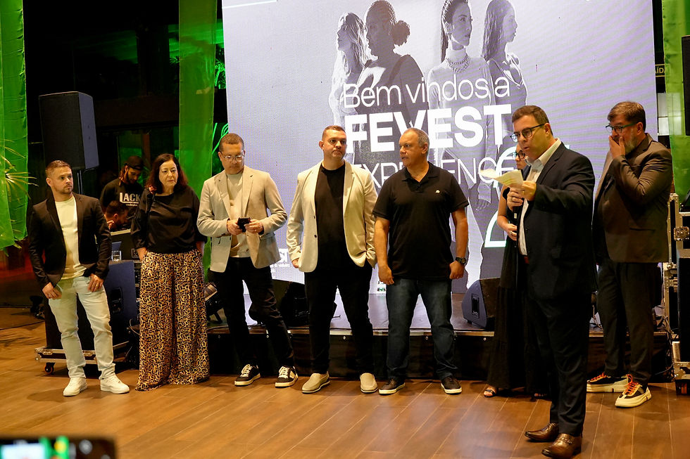 Diretoria do sindvest na apresentação da Fevest 2025 no dia do lançamento