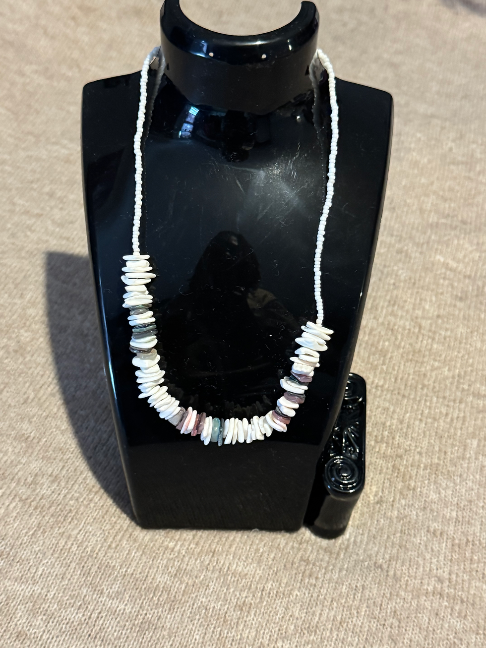 Thumbnail: Mixed white necklace 