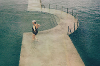 De vrouw in donker badpak - Between Here And There - Werner Van Reck small kopie 2.jpg