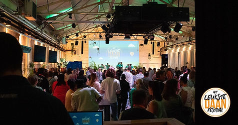 Binnen het festival