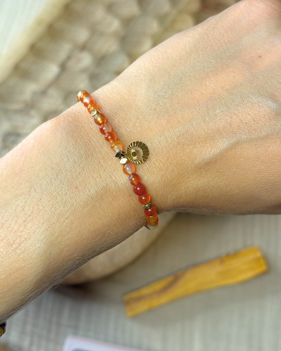 Bracelet Lune & Énergie – Cornaline & Pendentif Lune Plaqué Or