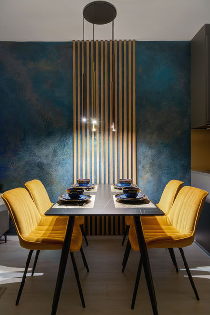 kék dekorfal fa lécekkel